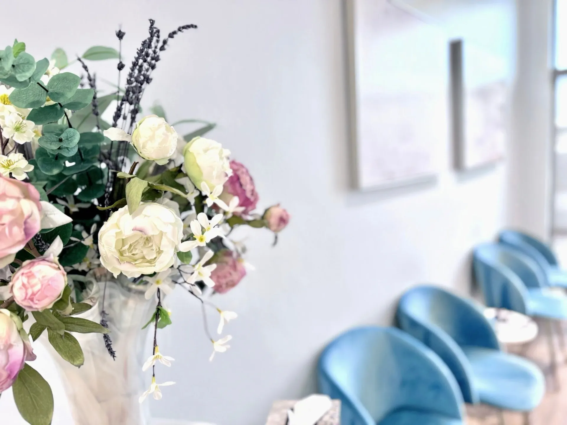Welcoming waiting area with fresh flowers at Spectrum Counseling Gilbert AZ